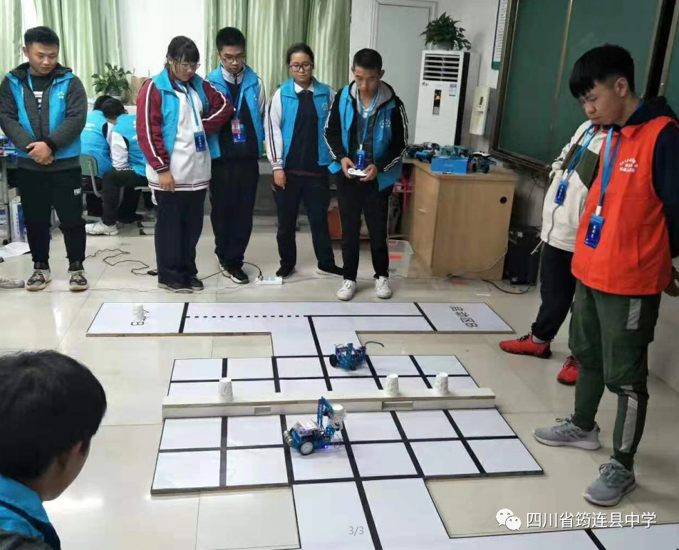 热烈祝贺筠连中学在2019年宜宾市青少年机器人竞赛中获得优异成绩3.jpg