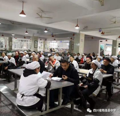 筠连县中学组织学校食堂员工开展食品安全知识培训1.jpg