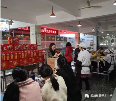 筠连县中学组织学校食堂员工开展食品安全知识培训2.jpg
