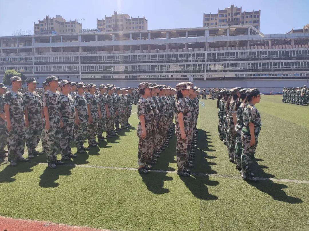 军歌嘹亮，沙场点兵——筠连县中学举行高2020级新生军训开营仪式7.jpg