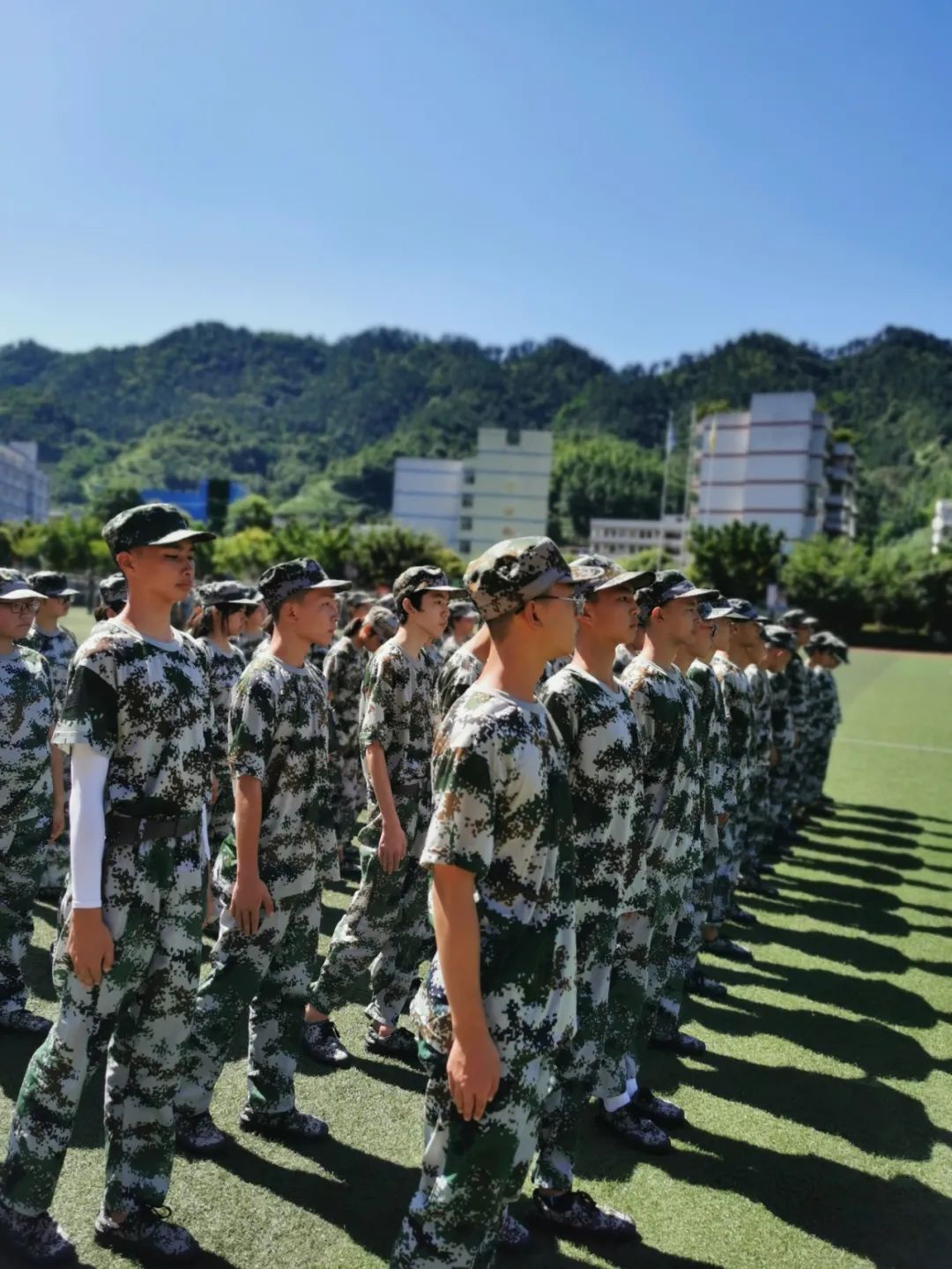 军歌嘹亮，沙场点兵——筠连县中学举行高2020级新生军训开营仪式11.jpg