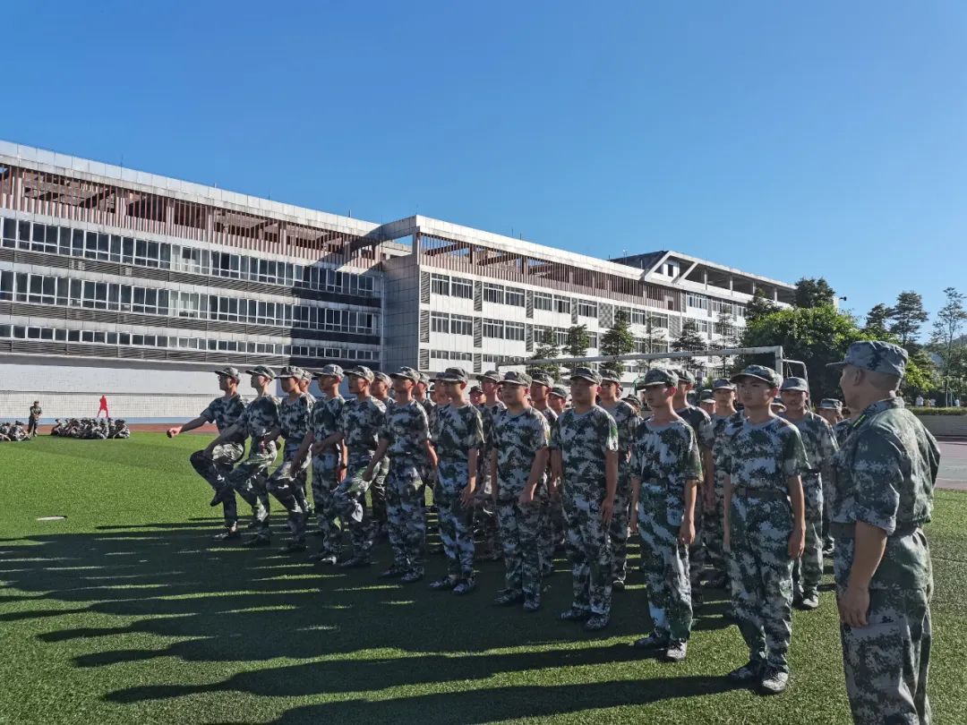 军歌嘹亮，沙场点兵——筠连县中学举行高2020级新生军训开营仪式12.jpg