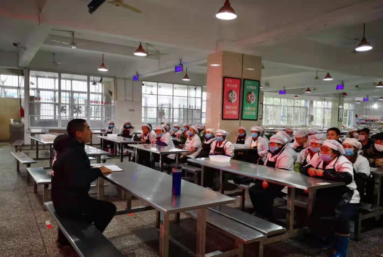 筠连县中学对食堂员工进行食品安全及防疫知识培训1.png