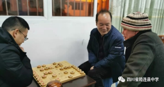 纹枰论道 见仁见智——筠连中学举行教职工运动会棋类比赛2.png