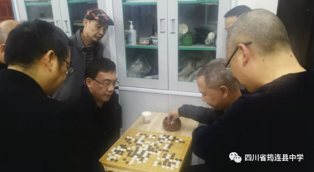 纹枰论道 见仁见智——筠连中学举行教职工运动会棋类比赛3.png
