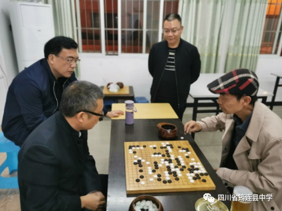纹枰论道 见仁见智——筠连中学举行教职工运动会棋类比赛4.png