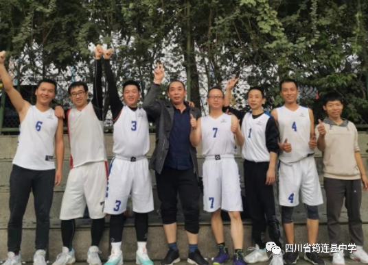 巅峰对决 赛出风采——筠连中学举行教职工运动会篮球比赛2.png